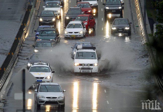 Бури оставиха 200 000 без ток в Австралия