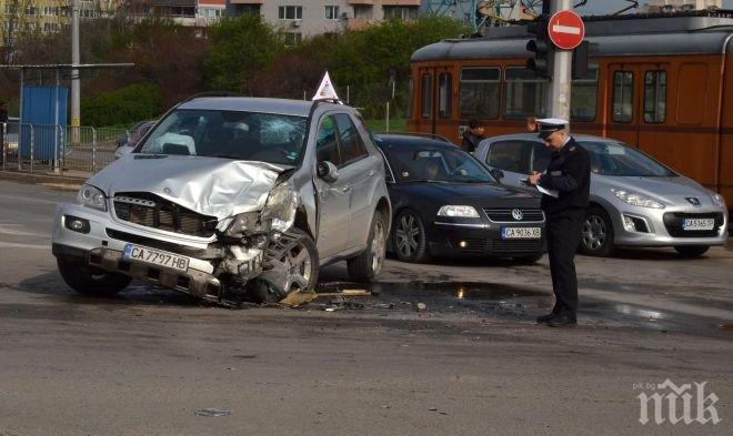 Двама от ранените в катастрофата в София са в тежко състояние! Вижте снимки от ужасния сблъсък между тролей и джип!