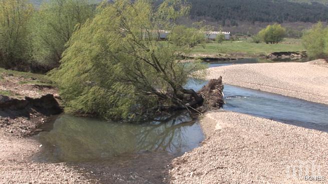 Дънери са затлачили коритото на р. Тунджа в района на с. Розово