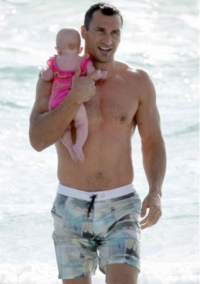 Бащинството промени Кличко, не се отделя от дъщеричката си (снимки)