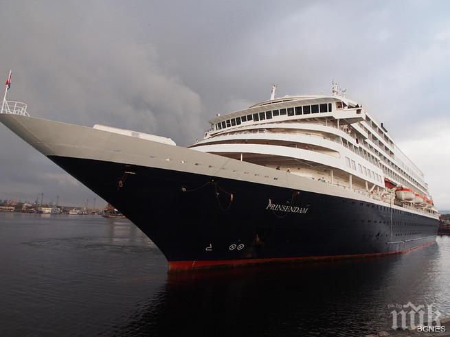 Първият туристически лайнер акостира във Варна