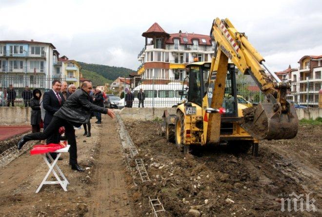 Стартира изграждането на тенискорт в Обзор
