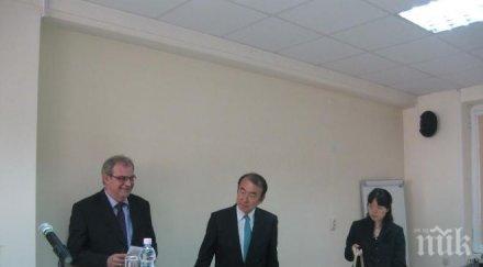 японският посланик нас представи стълба абеномиката икономически растеж