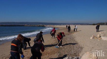 почистват плажа крайбрежната алея варна