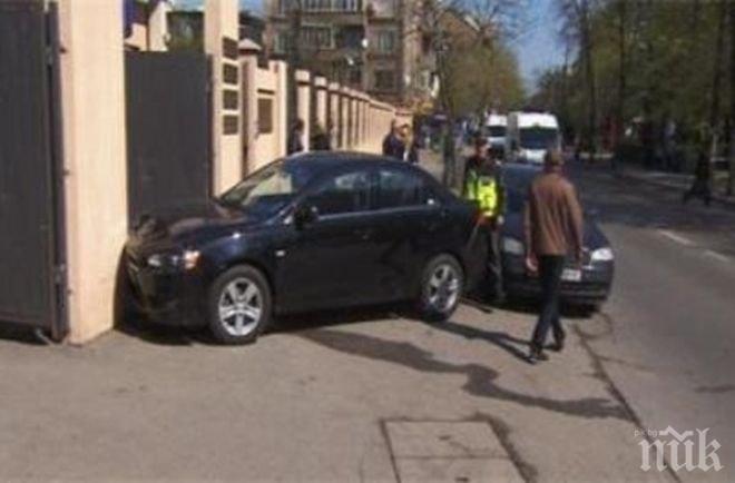 Зрелище на пътя! Съдия заби колата си в сградата на Специализирания наказателен съд