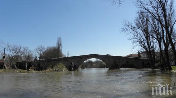 „Фолксваген” падна от мост край Обзор