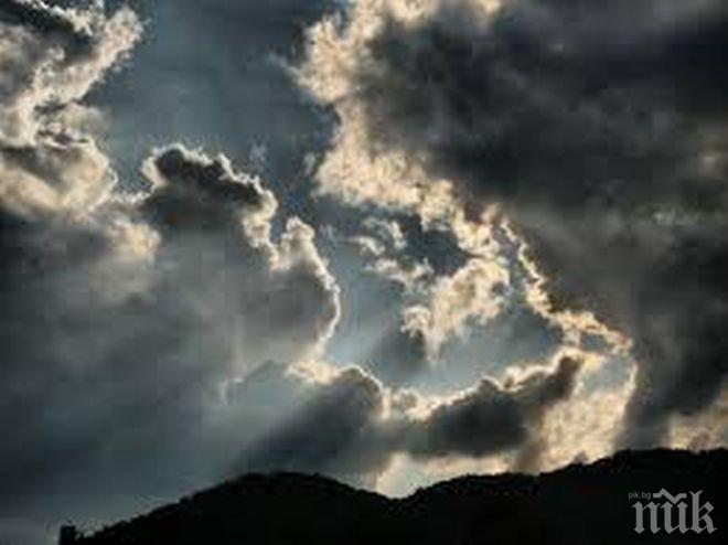 Предимно облачно, но топло