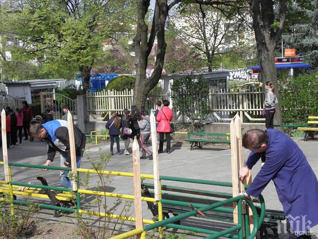 Забиха подострени колове в двор на училище в Благоевград