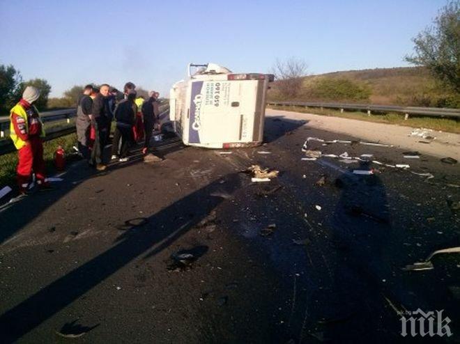 ЕКСКЛУЗИВНО! Адска катастрофа на пътя Варна-Девня! Микробус и цистерна се удариха жестоко (снимки)