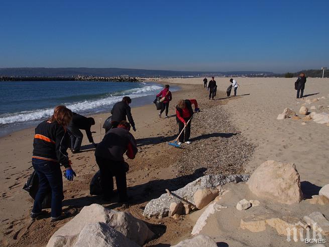 Почистват плажа и крайбрежната алея във Варна