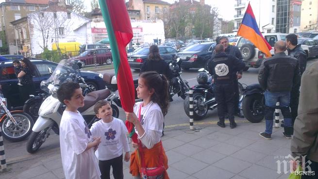 Почитат жертвите на арменския геноцид пред паметника им в София