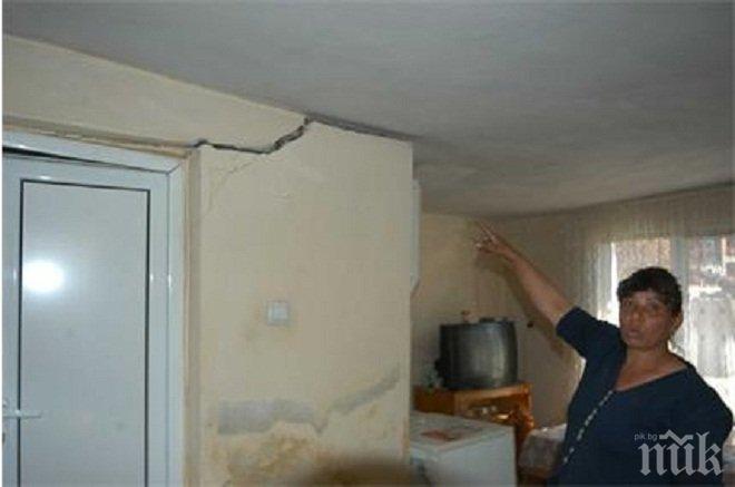 Тръбите на нов водопровод гърмят в земята, водата подкопава улици и руши къщи