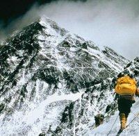 Намериха 13 мъртви алпинисти по склоновете на Еверест, търсят още петима