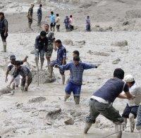 Кошмар! Вижте видео с ексклузивни кадри от чудовищната лавина, затрупала лагер на Еверест!