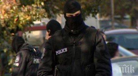 извънредно пик обявиха издирване изключително опасния бандит дивака едноръкият крадец кътал цял арсенал дома