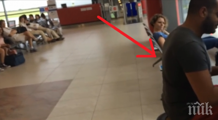 беше отегчен чакането неговия полет неговото решение хората решиха заснемат