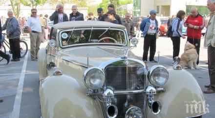 близо автомобила подредиха ретро парад русе