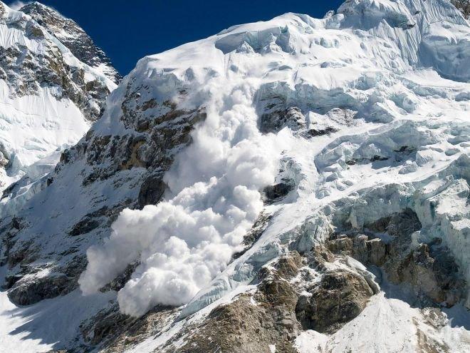 Десет загинаха от лавина на Еверест след мощното земетресение в Непал