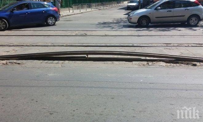 Инцидент с трамвайна релса на бул. Дондуков (снимки)