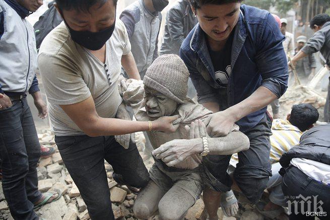 Ужас без край в Непал! Земетресението погуби над 10 души, изравянето на трупове продължава (обновена + видео)