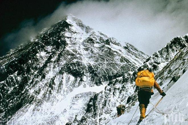 Намериха 13 мъртви алпинисти по склоновете на Еверест, търсят още петима