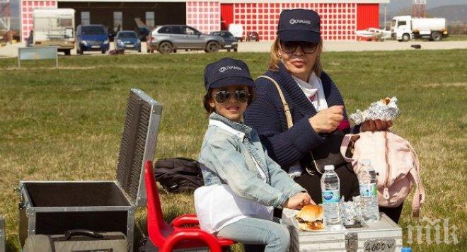 Щерката на Отварачката се фука с тунингована бавачка