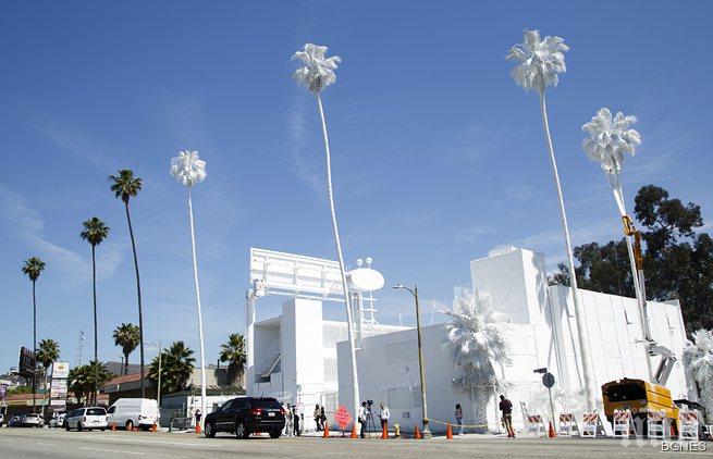 Бяла инсталация в Ел Ей се готви за уличните художници