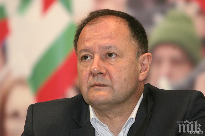 Миков: Кабинетът заменя законодателството със силно медийно присъствие
