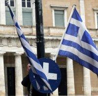 Кризата в Гърция може да спре банкоматите - туристите да си носят пари в брой