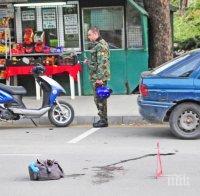 Меле! Военен на скутер помете с бясна скорост възрастен мъж пред болницата във Враца (снимки)