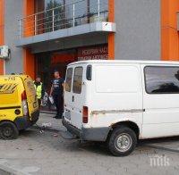 Адска катастрофа в Хасково! Бус прегази двама на тротоара и влетя в магазин (снимки)