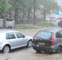 Пороен дъжд и градушка се изляха внезапно над Враца (снимки)