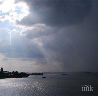 Метеоролози от БАН: Утре температурите падат! Очакват ни нови дъждове и мощни гръмотевици!