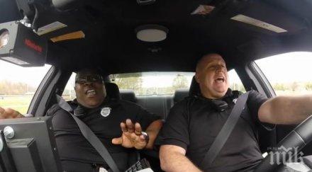 майтап полицаи пеят патрулка видео