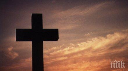 потресаваща жестокост видео показва човек разпънат кръст изгорен жив