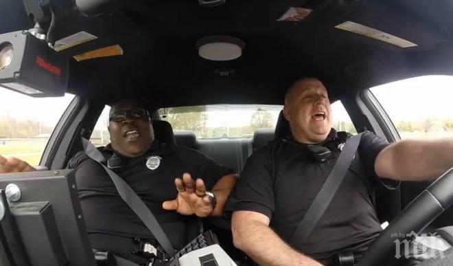 Майтап! Полицаи пеят в патрулка (видео)