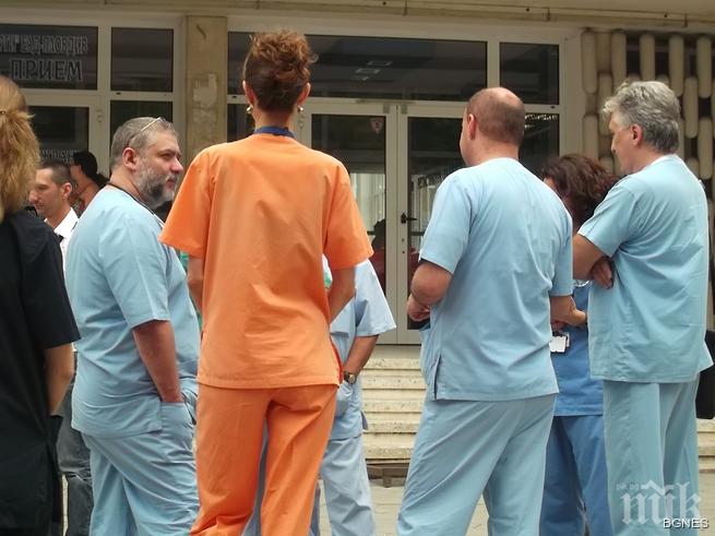 Лекари протестират срещу уволнението на д-р Дечо Дечев