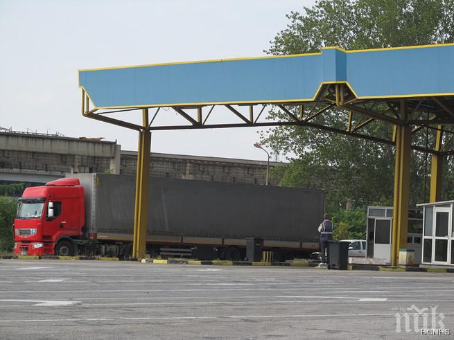 Временно е спряно движението по Дунав мост