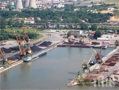 Срутване застрашава каменната стена на кея в Русе