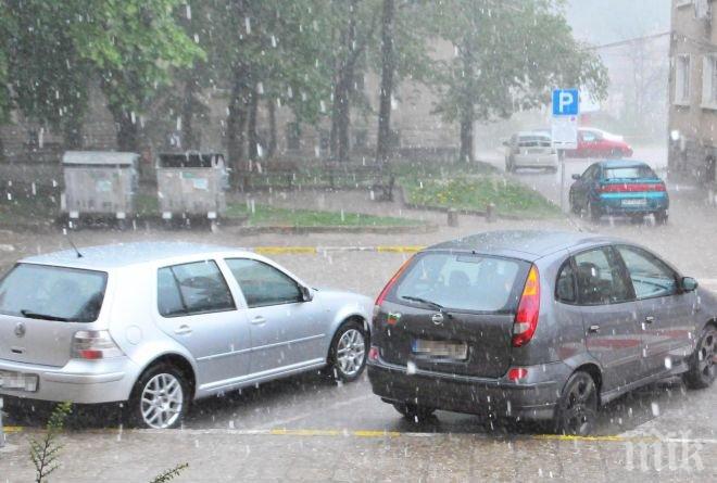Пороен дъжд и градушка се изляха внезапно над Враца (снимки)