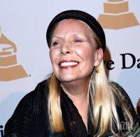 Легендата Джони Мичъл е жива и в пълно съзнание