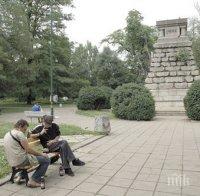 Скриха лавровите венци на Докторския паметник