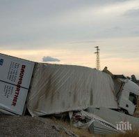 ТИР падна в пропастта до Кръговото край Бяла