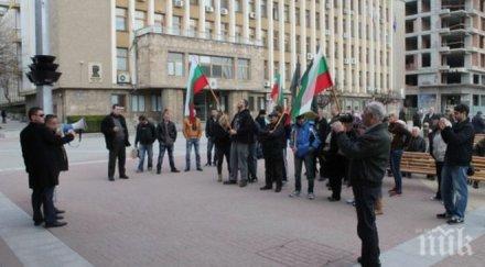 пик протестиращи таксува търгува