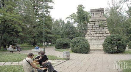 скриха лавровите венци докторския паметник