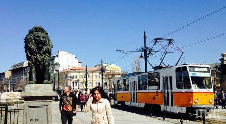 пролетта отново връща слънцето изгрява вятърът отслабва