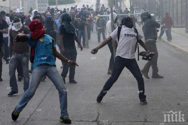 Десетки студенти щурмуваха сградата на Министерството на образованието в мексикански щат