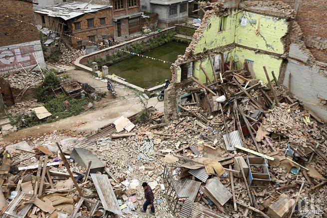 Извадиха от руините непалец 80 часа след унищожителното земетресение