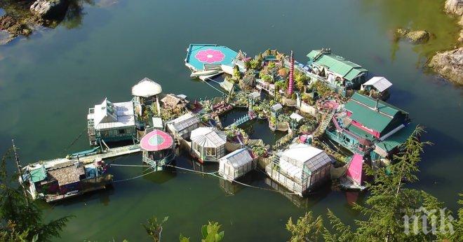 Двойка прекарва 20 години в изграждане на плуващ дом, за да е далеч от цивилизацията!