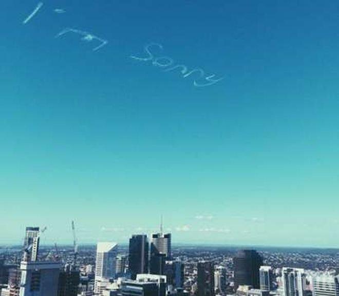 Уникално! Мъж се извини на гаджето си с надпис „Im Sorry“ на небето